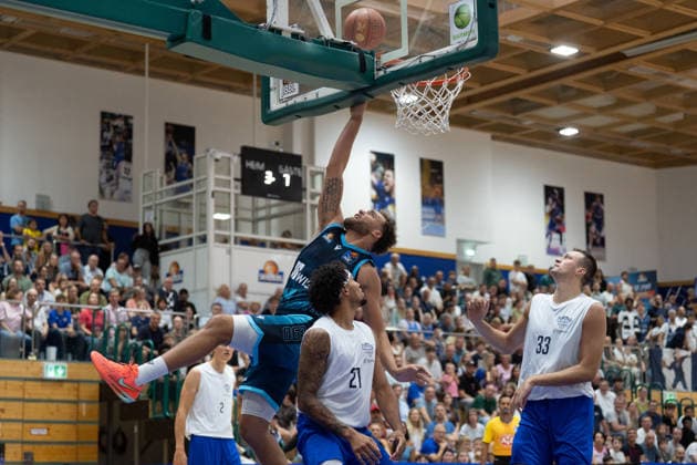 29.08.2026, xhfmx, Basketball Testspiel, Frankfurt Skyliners - MLP Academics Heidelberg Race Thompson (Skyliners Frankfurt) mit einem Korbleger Frankfurt