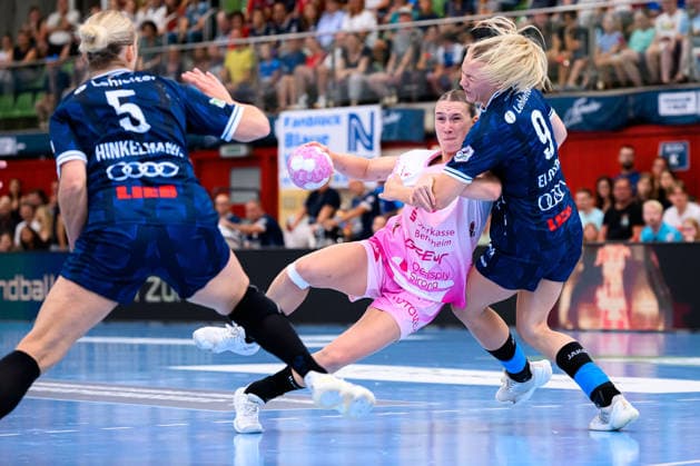 Neckarsulm: HBF - Sportunion Neckarsulm - HSG Bensheim Auerbach v. li. im Zweikampf Lena Degenhardt (Bensheim) und Fanny Elovson (Neckarsulm) Neckarsulm Ballei Baden-Württemberg Deutschland