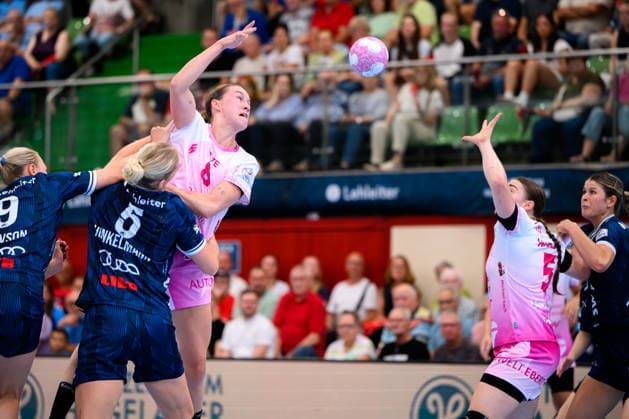 Neckarsulm: HBF - Sportunion Neckarsulm - HSG Bensheim Auerbach v.li. Fanny Elovson (Neckarsulm), Kim Hinkelmann (Neckarsulm), Lena Degenhardt (Bensheim) mit dem Pass auf Isabell Hurst (Bensheim) Neckarsulm Ballei Baden-Württemberg Deutschland
