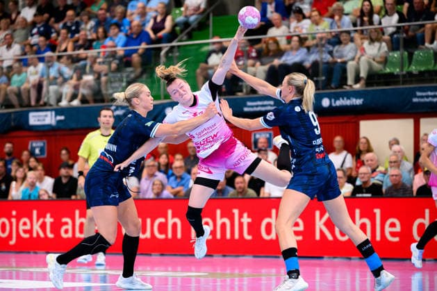 Neckarsulm: HBF - Sportunion Neckarsulm - HSG Bensheim Auerbach Kim Hinkelmann (Neckarsulm), Cara Reuthal (Bensheim), Fanny Elovson (Neckarsulm) Neckarsulm Ballei Baden-Württemberg Deutschland