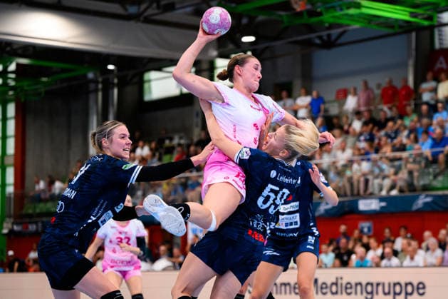 Neckarsulm: HBF - Sportunion Neckarsulm - HSG Bensheim Auerbach v.li. Annefleur Bruggeman (Neckarsulm), Lena Degenhardt (Bensheim), Antje Döll Doell (Neckarsulm) Neckarsulm Ballei Baden-Württemberg Deutschland