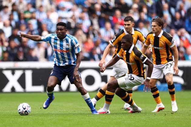 Coventry City v Hull City 29 August 2026, Coventry - Premier League Football - Coventry City v Hull City - Taiwo Awoniyi of Coventry City evades the tackle of Lucas Gourna-Douath of Hull City - Photo: Jacques Feeney Offside. Coventry UK Copyright: xJacquesxFeeneyx xOffsidexOffside