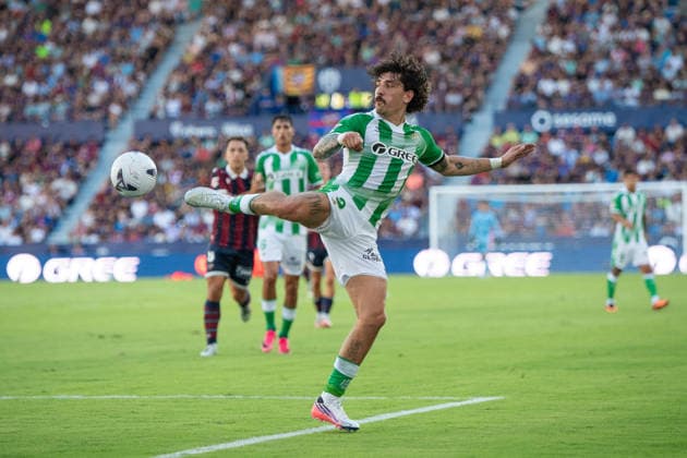 August 29, 2026, Valencia, Alicante, Spain: VALENCIA, SPAIN - AUGUST 29: 2 HECTOR BELLERIN acrobatic pass during the match between Levante UD and Real Betis, from LaLiga EASports, matchweek 3, disputed at the Ciutat de Valencia, Valencia Soccer 2026: Levante UD Vs Real Betis  - ZUMAc290 20260829_zsp_c290_029 Copyright: xJordixCantox