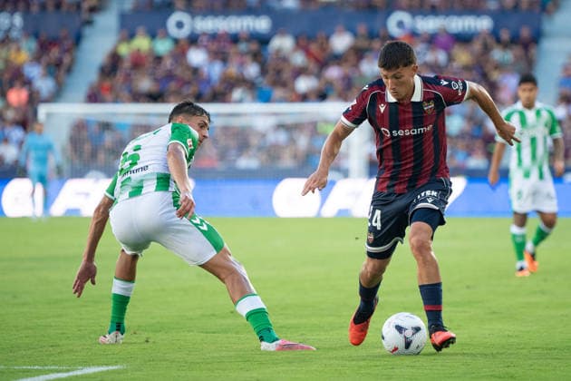 August 29, 2026, Valencia, Alicante, Spain: VALENCIA, SPAIN - AUGUST 29: 24 THIAGO FERNANDEZ dribbling 6 FACUNDO BERNA during the match between Levante UD and Real Betis, from LaLiga EASports, matchweek 3, disputed at the Ciutat de Valencia, Valencia Soccer 2026: Levante UD Vs Real Betis  - ZUMAc290 20260829_zsp_c290_031 Copyright: xJordixCantox