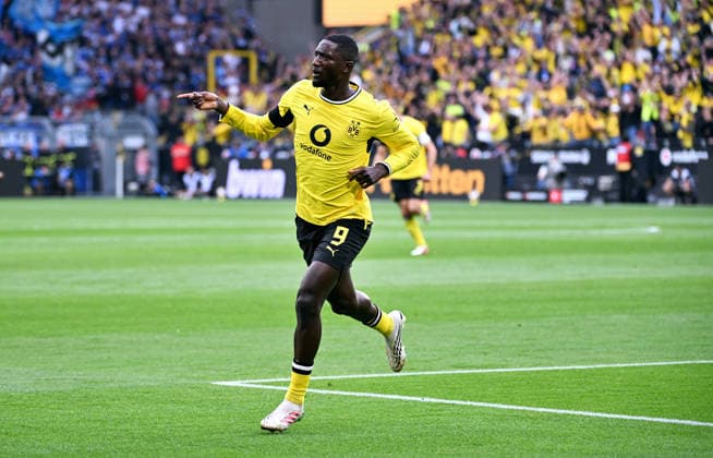 Dortmund, Germany, 1. Bundesliga, Matchday 1, Signal Iduna Park Dortmund, Bor. Dortmund vs Hamburger SV; Serhou Guirassy (BVB) celebrates after scoring the goal. Celebration, Joy, Action. *** Dortmund, Germany, Bundesliga 1, Matchday 1, Signal Iduna Park, Dortmund, Borussia Dortmund vs. Hamburger SV, Serhou Guirassy, BVB celebrates after scoring a goal, Celebration, Joy, Action