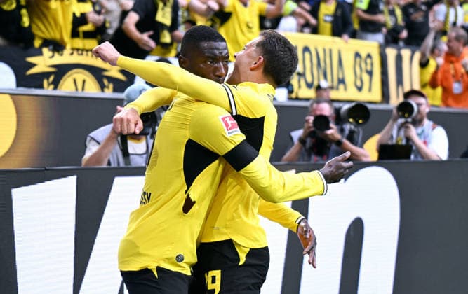 Dortmund, Germany, 1. Bundesliga, Matchday 1, Signal Iduna Park Dortmund, Bor. Dortmund vs Hamburger SV; Serhou Guirassy (BVB) celebrates after scoring the goal, together with Konstantinos Karetsas (BVB). Celebration, Joy, Action. *** Dortmund, Germany, Bundesliga 1, Matchday 1, Signal Iduna Park, Dortmund, Borussia Dortmund vs. Hamburger SV, Serhou Guirassy, BVB celebrates after scoring a goal, along with Konstantinos Karetsas, BVB Celebration, Joy, Action