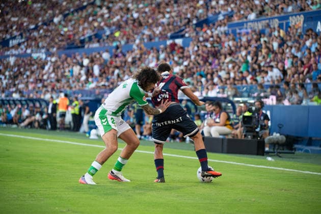 August 29, 2026, Valencia, Alicante, Spain: VALENCIA, SPAIN - AUGUST 29: 24 THIAGO FERNANDEZ fight the ball with 2 HECTOR BELLERIN during the match between Levante UD and Real Betis, from LaLiga EASports, matchweek 3, disputed at the Ciutat de Valencia, Valencia Soccer 2026: Levante UD Vs Real Betis  - ZUMAc290 20260829_zsp_c290_033 Copyright: xJordixCantox