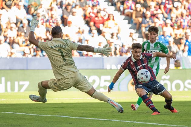 August 29, 2026, Valencia, Alicante, Spain: VALENCIA, SPAIN - AUGUST 29: 9 IVAN ROMERO shoots in front of 1 ALVARO VALLES during the match between Levante UD and Real Betis, from LaLiga EASports, matchweek 3, disputed at the Ciutat de Valencia, Valencia Soccer 2026: Levante UD Vs Real Betis  - ZUMAc290 20260829_zsp_c290_036 Copyright: xJordixCantox