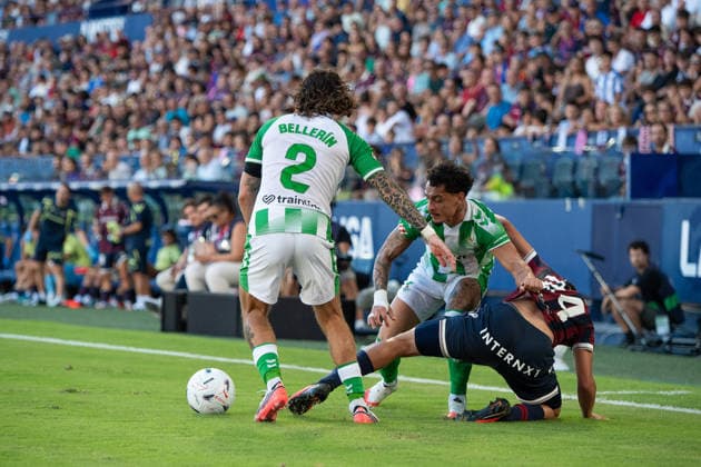 August 29, 2026, Valencia, Alicante, Spain: VALENCIA, SPAIN - AUGUST 29: 24 THIAGO FERNANDEZ fight the ball with 2 HECTOR BELLERIN and 7 ANTONY during the match between Levante UD and Real Betis, from LaLiga EASports, matchweek 3, disputed at the Ciutat de Valencia, Valencia Valencia Spain - ZUMAc290 20260829_zsp_c290_034 Copyright: xJordixCantox