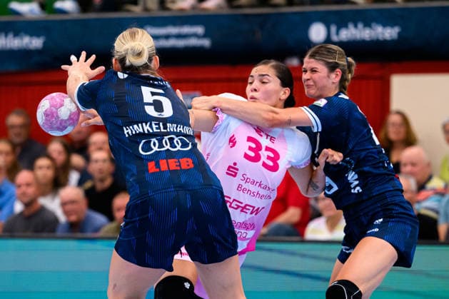 Neckarsulm: HBF - Sportunion Neckarsulm - HSG Bensheim Auerbach v.li. Kim Hinkelmann (Neckarsulm), Lucie-Marie Kretzschmar (Bensheim) Neckarsulm Ballei Baden-Württemberg Deutschland