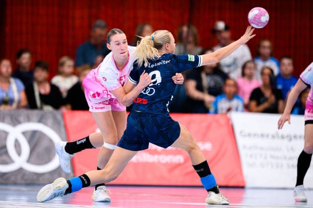 Neckarsulm: HBF - Sportunion Neckarsulm - HSG Bensheim Auerbach v. li. im Zweikampf Lena Degenhardt (Bensheim) und Fanny Elovson (Neckarsulm) Neckarsulm Ballei Baden-Württemberg Deutschland