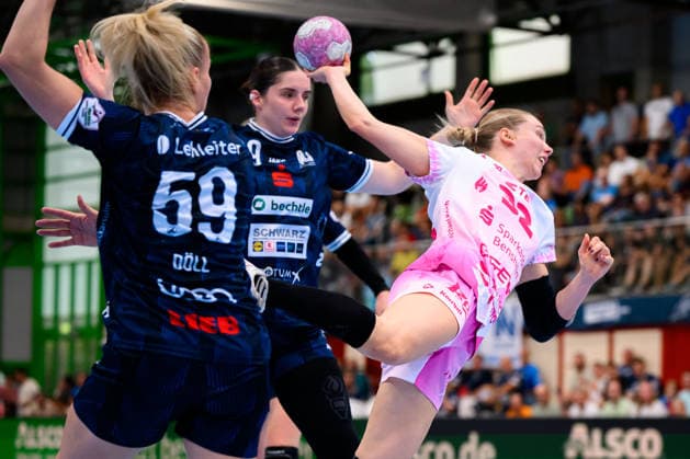 Neckarsulm: HBF - Sportunion Neckarsulm - HSG Bensheim Auerbach v.li. Antje Döll Doell (Neckarsulm), Fanny Elovson (Neckarsulm), Neele Mara Orth (Bensheim) Neckarsulm Ballei Baden-Württemberg Deutschland
