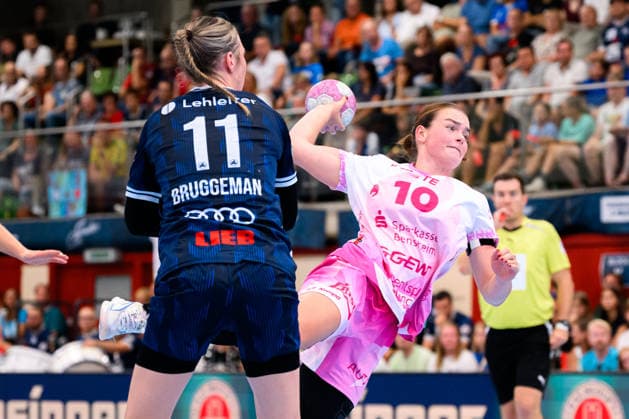 Neckarsulm: HBF - Sportunion Neckarsulm - HSG Bensheim Auerbach v.li. Annefleur Bruggeman (Neckarsulm), Ida Hoberg (Bensheim) Neckarsulm Ballei Baden-Württemberg Deutschland