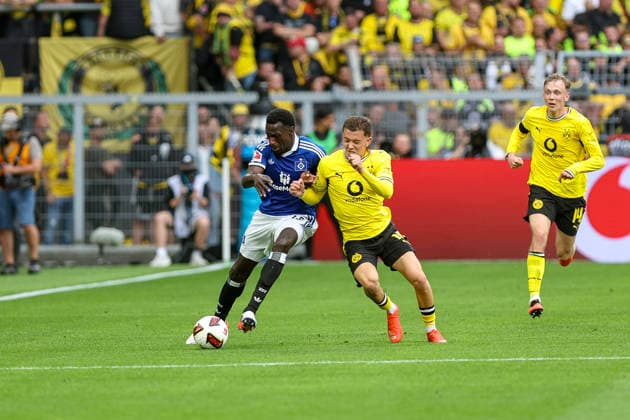 29.08.2026, GER, Fussball, Herren, Bundesliga , Saison 2026 2027, Borussia Dortmund - Hamburger SV Bakery Jatta (HSV) und Konstantinos Karetsas (BVB) im Kampf um den Ball Dortmund Signal-Iduna Park Nordrhein-Westfalen Deutschland *** August 29, 2026, GER, Soccer, Men s, Bundesliga, 2026–2027 Season, Borussia Dortmund vs. Hamburger SV: Bakery Jatta (HSV) and Konstantinos Karetsas (BVB) battle for the ball at Signal Iduna Park in Dortmund, North Rhine-Westphalia, Germany Copyright: xAdrianxSchlüterx