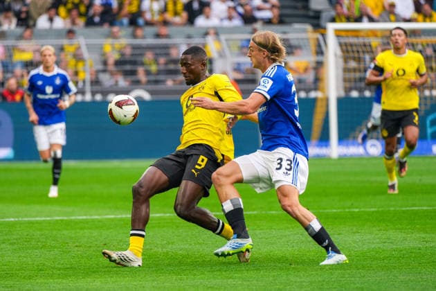 Serhou Guirassy (Borussia Dortmund, 9), Sebastiaan Bornauw (Hamburger SV, 33), Deutschland: Fussball, Bundesliga, Saison 2026 27, 1. Spieltag, 29.08.2026, Borussia Dortmund vs Hamburger SV, Signal-Iduna-Park (Dortmund, Nordrhein-Westfalen) *** Serhou Guirassy, Borussia Dortmund, 9; Sebastiaan Bornauw, Hamburger SV, 33; German soccer, Bundesliga, 2026–27 season, Matchday 1, August 29, 2026, Borussia Dortmund vs. Hamburger SV, Signal Iduna Park, Dortmund, North Rhine-Westphalia Copyright: xLeonxFrickx