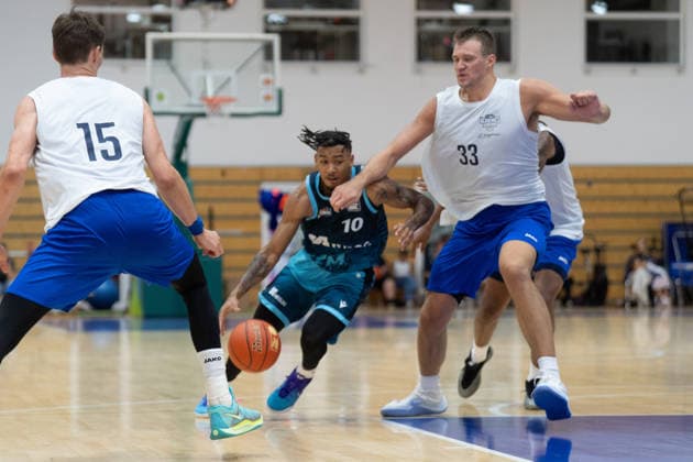 29.08.2026, xhfmx, Basketball Testspiel, Frankfurt Skyliners - MLP Academics Heidelberg v.l. Joschka Ferner (MLP Academics Heidelberg), Judah Mintz (Skyliners Frankfurt), Nick Muszynski (MLP Academics Heidelberg) im Zweikampf Frankfurt
