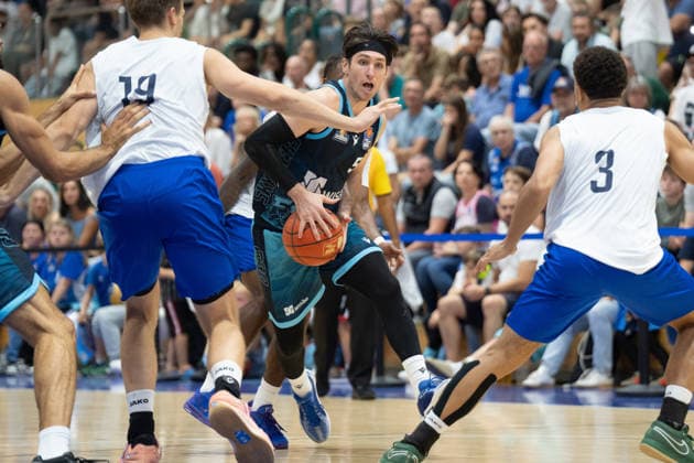 29.08.2026, xhfmx, Basketball Testspiel, Frankfurt Skyliners - MLP Academics Heidelberg v.l. Lorenz Brenneke (MLP Academics Heidelberg) und Kevin McClain (MLP Academics Heidelberg) verteidigen gegen Ryan Acridacano (Skyliners Frankfurt) Frankfurt