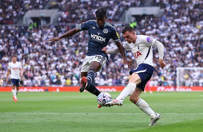 Andy Robertson of Tottenham Hotspur and Anthony Elanga of Newcastle United Tottenham Hotspur v Newcastle United, Premier League Football, Football, Tottenham Hotspur Stadium, London, UK - 29 Aug 2026London Tottenham Hotspur Stadium United Kingdom EDITORIAL USE ONLY No use with unauthorised audio, video, data, fixture lists, club league logos or live services. Online in-match use limited to 120 images, no video emulation. No use in betting, games or single club league player publications. Copyright: xMichaelxZemanek Shutterstockx 17119028q