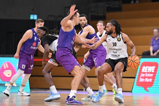 RECORD DATE NOT STATED BG Göttingen - Löwen Braunschweig Basketball, Männer: Testspiel, BG Göttingen - Löwen Braunschweig, Sparkassen-Arena. Chip Flanigan (r, Löwen Braunschweig) dribbelt gegen Omar Pajic (l, BG Göttingen). Göttingen Niedersachsen Deutschland