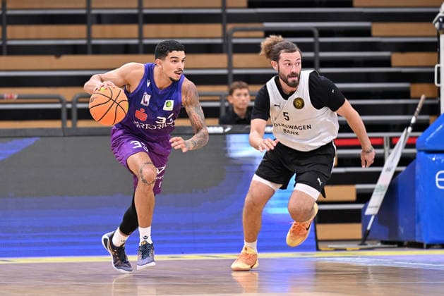 RECORD DATE NOT STATED BG Göttingen - Löwen Braunschweig Basketball, Männer: Testspiel, BG Göttingen - Löwen Braunschweig, Sparkassen-Arena. Tai Bibbs (l, BG Göttingen) dribbelt gegen Devin Askew (r, Löwen Braunschweig). Göttingen Niedersachsen Deutschland