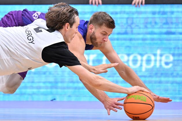 RECORD DATE NOT STATED BG Göttingen - Löwen Braunschweig Basketball, Männer: Testspiel, BG Göttingen - Löwen Braunschweig, Sparkassen-Arena. Mathis Mönninghoff (r, BG Göttingen) kämpft mit Benny Schröder (l, Löwen Braunschweig) um den Ball. Göttingen Niedersachsen Deutschland