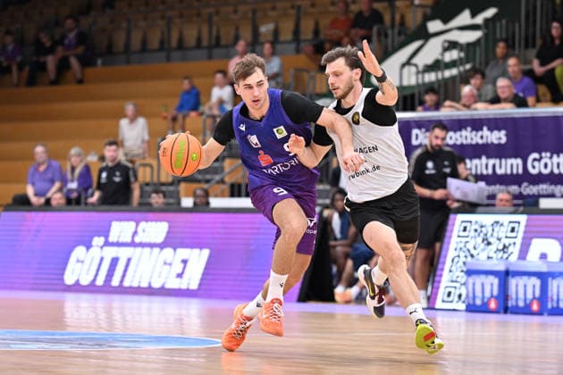 RECORD DATE NOT STATED BG Göttingen - Löwen Braunschweig Basketball, Männer: Testspiel, BG Göttingen - Löwen Braunschweig, Sparkassen-Arena. Radvilas Kneizys (l, BG Göttingen) dribbelt gegen Ferdinand Zylka (r, Löwen Braunschweig). Göttingen Niedersachsen Deutschland