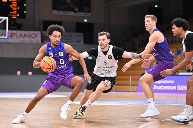 RECORD DATE NOT STATED BG Göttingen - Löwen Braunschweig Basketball, Männer: Testspiel, BG Göttingen - Löwen Braunschweig, Sparkassen-Arena. Nils Schmitz (l, BG Göttingen) dribbelt gegen Ferdinand Zylka (r, Löwen Braunschweig). Göttingen Niedersachsen Deutschland