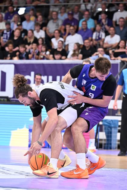 RECORD DATE NOT STATED BG Göttingen - Löwen Braunschweig Basketball, Männer: Testspiel, BG Göttingen - Löwen Braunschweig, Sparkassen-Arena. Devin Askew (l, Löwen Braunschweig) kämpft mit Radvilas Kneizys (r, BG Göttingen) um den Ball. Göttingen Niedersachsen Deutschland