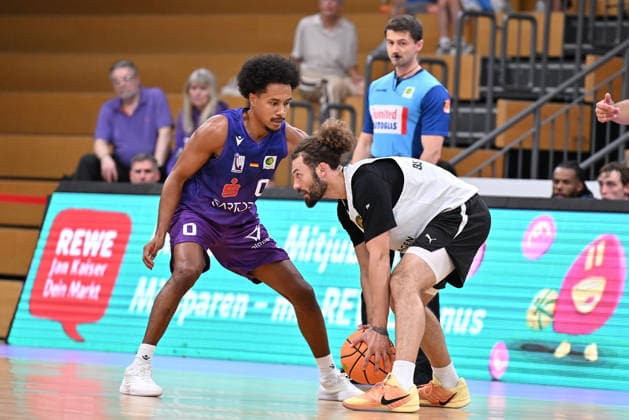 RECORD DATE NOT STATED BG Göttingen - Löwen Braunschweig Basketball, Männer: Testspiel, BG Göttingen - Löwen Braunschweig, Sparkassen-Arena. Devin Askew (r, Löwen Braunschweig) dribbelt gegen Nils Schmitz (l, BG Göttingen). Göttingen Niedersachsen Deutschland