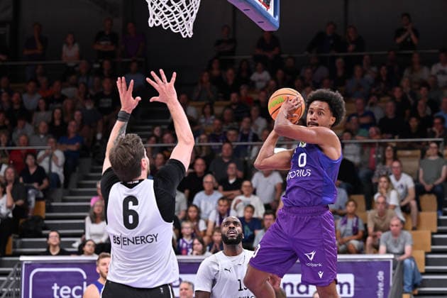 RECORD DATE NOT STATED BG Göttingen - Löwen Braunschweig Basketball, Männer: Testspiel, BG Göttingen - Löwen Braunschweig, Sparkassen-Arena. Nils Schmitz (r, BG Göttingen) wirft über den blockenden Ferdinand Zylka (l, Löwen Braunschweig). Göttingen Niedersachsen Deutschland