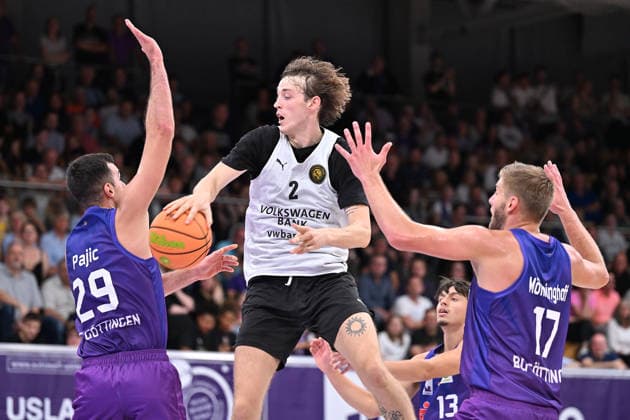RECORD DATE NOT STATED BG Göttingen - Löwen Braunschweig Basketball, Männer: Testspiel, BG Göttingen - Löwen Braunschweig, Sparkassen-Arena. Benny Schröder (Löwen Braunschweig) passt gegen Omar Pajic (l, BG Göttingen) und Mathis Mönninghoff (r, BG Göttingen). Göttingen Niedersachsen Deutschland