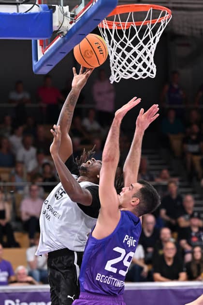 RECORD DATE NOT STATED BG Göttingen - Löwen Braunschweig Basketball, Männer: Testspiel, BG Göttingen - Löwen Braunschweig, Sparkassen-Arena. Omar Pajic (r, BG Göttingen) kämpft mit Tajh Green (l, Löwen Braunschweig) um den Ball. Göttingen Niedersachsen Deutschland