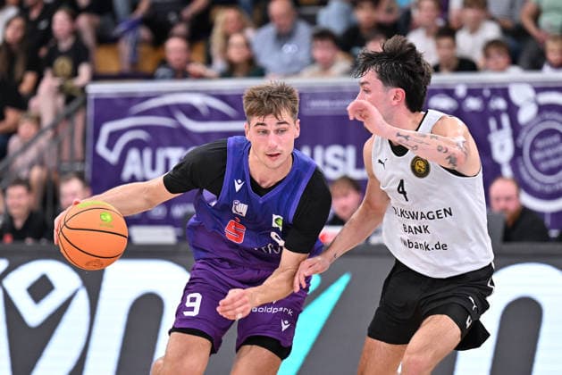 RECORD DATE NOT STATED BG Göttingen - Löwen Braunschweig Basketball, Männer: Testspiel, BG Göttingen - Löwen Braunschweig, Sparkassen-Arena. Radvilas Kneizys (l, BG Göttingen) dribbelt gegen Gian Aydinoglu (r, Löwen Braunschweig). Göttingen Niedersachsen Deutschland