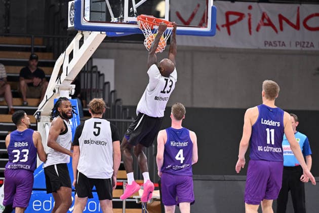 RECORD DATE NOT STATED BG Göttingen - Löwen Braunschweig Basketball, Männer: Testspiel, BG Göttingen - Löwen Braunschweig, Sparkassen-Arena. Sheldon Edwards (Löwen Braunschweig) dunkt. Göttingen Niedersachsen Deutschland