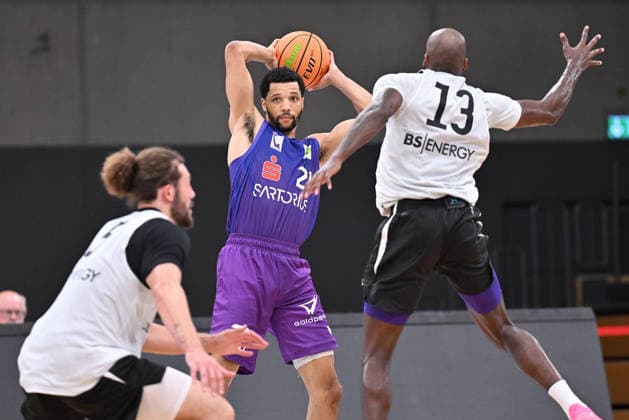 RECORD DATE NOT STATED BG Göttingen - Löwen Braunschweig Basketball, Männer: Testspiel, BG Göttingen - Löwen Braunschweig, Sparkassen-Arena. Zach Jackson (BG Göttingen) passt. Göttingen Niedersachsen Deutschland