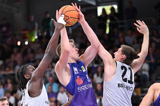 RECORD DATE NOT STATED BG Göttingen - Löwen Braunschweig Basketball, Männer: Testspiel, BG Göttingen - Löwen Braunschweig, Sparkassen-Arena. Robin Lodders (l, BG Göttingen) kämpft mit Leonhard Laar (r, Löwen Braunschweig) um den Ball. Göttingen Niedersachsen Deutschland