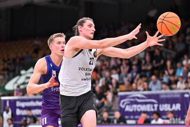RECORD DATE NOT STATED BG Göttingen - Löwen Braunschweig Basketball, Männer: Testspiel, BG Göttingen - Löwen Braunschweig, Sparkassen-Arena. Leonhard Laar (r, Löwen Braunschweig) kämpft mit Robin Lodders (l, BG Göttingen) um den Ball. Göttingen Niedersachsen Deutschland