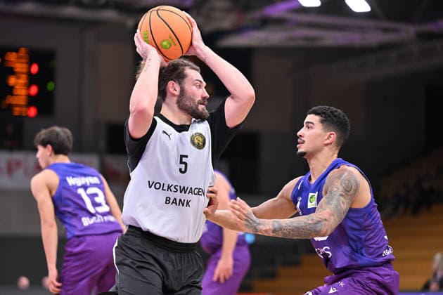 RECORD DATE NOT STATED BG Göttingen - Löwen Braunschweig Basketball, Männer: Testspiel, BG Göttingen - Löwen Braunschweig, Sparkassen-Arena. Devin Askew (Löwen Braunschweig) passt. Göttingen Niedersachsen Deutschland