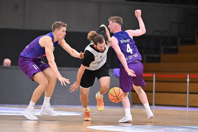 RECORD DATE NOT STATED BG Göttingen - Löwen Braunschweig Basketball, Männer: Testspiel, BG Göttingen - Löwen Braunschweig, Sparkassen-Arena. Devin Askew (Löwen Braunschweig) kämpft mit Robin Lodders (l, BG Göttingen) und Daniel Kirchner (r, BG Göttingen) um den Ball. Göttingen Niedersachsen Deutschland