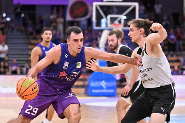 RECORD DATE NOT STATED BG Göttingen - Löwen Braunschweig Basketball, Männer: Testspiel, BG Göttingen - Löwen Braunschweig, Sparkassen-Arena. Omar Pajic (l, BG Göttingen) dribbelt unter Bedrängnis von Leonhard Laar (r, Löwen Braunschweig). Göttingen Niedersachsen Deutschland