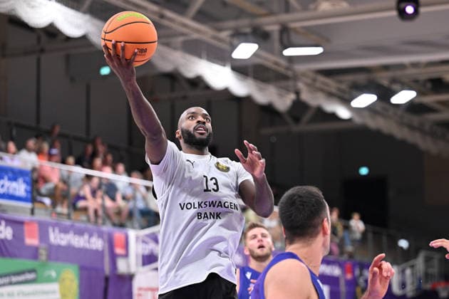 RECORD DATE NOT STATED BG Göttingen - Löwen Braunschweig Basketball, Männer: Testspiel, BG Göttingen - Löwen Braunschweig, Sparkassen-Arena. Sheldon Edwards (Löwen Braunschweig) zieht zum Korb. Göttingen Niedersachsen Deutschland
