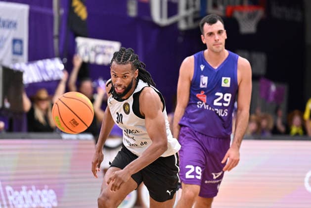 RECORD DATE NOT STATED BG Göttingen - Löwen Braunschweig Basketball, Männer: Testspiel, BG Göttingen - Löwen Braunschweig, Sparkassen-Arena. Chip Flanigan (l, Löwen Braunschweig) dribbelt gegen Omar Pajic (r, BG Göttingen). Göttingen Niedersachsen Deutschland