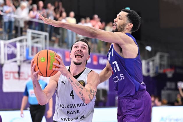 RECORD DATE NOT STATED BG Göttingen - Löwen Braunschweig Basketball, Männer: Testspiel, BG Göttingen - Löwen Braunschweig, Sparkassen-Arena. Gian Aydinoglu (l, Löwen Braunschweig) zieht zum Korb gegen Zach Jackson (r, BG Göttingen). Göttingen Niedersachsen Deutschland