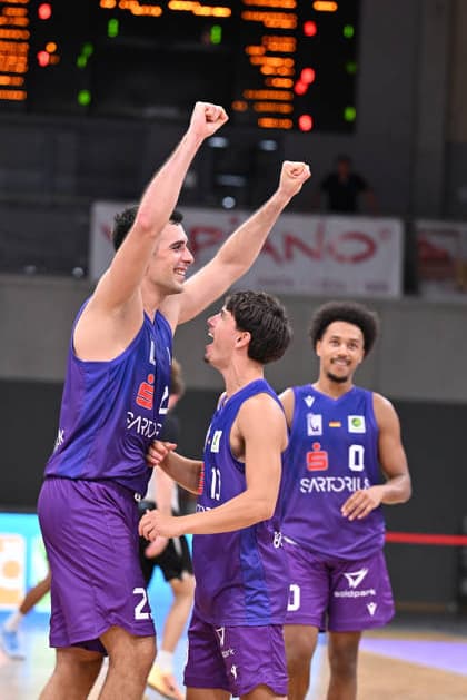 RECORD DATE NOT STATED BG Göttingen - Löwen Braunschweig Basketball, Männer: Testspiel, BG Göttingen - Löwen Braunschweig, Sparkassen-Arena. Omar Pajic (l) und Gaston Nguyen (r, beide BG Göttingen) jubeln. Göttingen Niedersachsen Deutschland