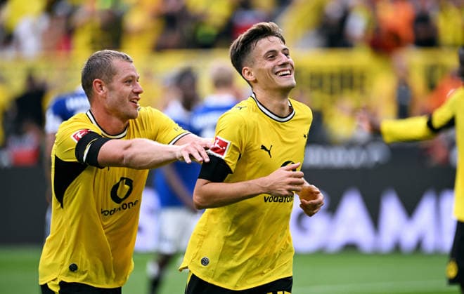 Dortmund, Germany, 1. Bundesliga, Matchday 1, Signal Iduna Park Dortmund, Bor. Dortmund vs Hamburger SV; Giannis Konstantelias (BVB) celebrates after scoring the goal, together with Julian Ryerson (BVB). Celebration, Joy, Action. *** Dortmund, Germany, Bundesliga 1, Matchday 1, Signal Iduna Park, Dortmund, Borussia Dortmund vs. Hamburger SV; Giannis Konstantelias (BVB) celebrates after scoring a goal, along with Julian Ryerson; BVB Celebration, Joy, Action