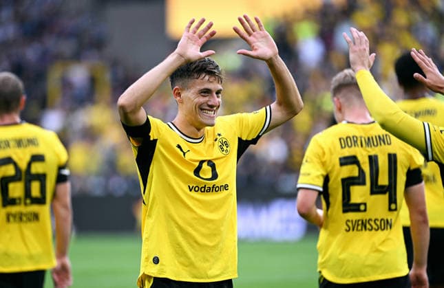 Dortmund, Germany, 1. Bundesliga, Matchday 1, Signal Iduna Park Dortmund, Bor. Dortmund vs Hamburger SV; Giannis Konstantelias (BVB) celebrates after scoring the goal, together with Konstantinos Karetsas (BVB). Celebration, Joy, Action. *** Dortmund, Germany, Bundesliga 1, Matchday 1, Signal Iduna Park, Dortmund, Borussia Dortmund vs. Hamburger SV; Giannis Konstantelias; BVB celebrates after scoring a goal, along with Konstantinos Karetsas; BVB Celebration, Joy, Action