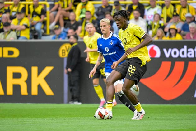 Albert Groenbaek (Hamburger SV) und Joane Gadou (Borussia Dortmund) im Kampf um den Ball waehrend des spiels der 1. Bundesliga zwischen Borussia Dortmund und Hamburger SV, Signal Iduna Park am 29. August 2026 in Dortmund, Deutschland. (Foto von Max Maiwald DeFodi Images) +++ Albert Groenbaek (Hamburger SV) und Joane Gadou (Borussia Dortmund) battle for the ball during the Bundesliga match between Borussia Dortmund and Hamburger SV at Signal Iduna Park on August 29, 2026 in Dortmund, Germany. (Photo by Max Maiwald DeFodi Images) DFB DFL REGULATIONS PROHIBIT ANY USE OF PHOTOGRAPHS AS IMAGE SEQUENCES AND OR QUASI-VIDEO. (Photo by Max Maiwald DeFodi Images) - *** Albert Groenbaek of Hamburger SV and Joane Gadou of Borussia Dortmund battle for the ball during the Bundesliga match between Borussia Dortmund and Hamburger SV at Signal Iduna Park on August 29, 2026, in Dortmund, Germany Photo by Max Maiwald DeFodi Images Albert Groenbaek of Hamburger SV and Joane Gadou of Borussia Dortmund battle for the ball during the Bundesliga match between Borussia Dortmund and Hamburger SV at Signal Iduna Park on August 29, 2026 in Dortmund, Germany. Photo by Max Maiwald, DeFodi Images. DFB and DFL regulations prohibit any use of photographs as image sequences and or quasi-video. Photo by Max Maiwald, DeFodi Images