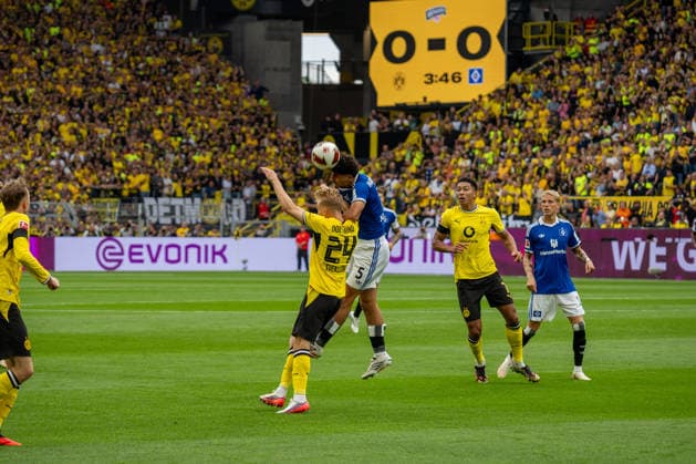 Daniel Svensson (Borussia Dortmund, 24) und Martin Adeline (Hamburger SV, 05), GER BVB Borussia Dortmund 09 vs. Hamburger SV, Fussball, Bundesliga, Spieltag 01, Saison 2026 2027, 29.09.2026 DFB DFL REGULATIONS PROHIBIT ANY USE OF PHOTOGRAPHS AS IMAGE SEQUENCES AND OR QUASI-VIDEO, GER BVB Borussia Dortmund 09 vs. Hamburger SV, Fussball, Bundesliga, Spieltag 01, Saison 2026 2027, 29.09.2026 Dortmund *** Daniel Svensson, Borussia Dortmund, 24, and Martin Adeline, Hamburger SV, 05, GER BVB Borussia Dortmund 09 vs. Hamburger SV, Soccer, Bundesliga, Matchday 01, 2026–2027 Season, September 29, 2026 DFB DFL regulations prohibit any use of photographs as image sequences and or quasi-video, GER BVB Borussia Dortmund 09 vs. Hamburger SV, soccer, Bundesliga, Matchday 01, 2026–2027 season, September 29, 2026, Dortmund Copyright: xEibner-Pressefoto FabianxFriesex EP_FFE