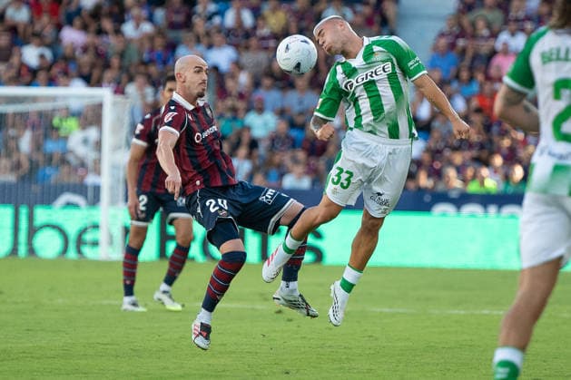August 29, 2026, Valencia, Alicante, Spain: VALENCIA, SPAIN - AUGUST 29: 33 PABLO GARCIA fight the ball in front of 20 ORIOL REY during the match between Levante UD and Real Betis, from LaLiga EASports, matchweek 3, disputed at the Ciutat de Valencia, Valencia Soccer 2026: Levante UD Vs Real Betis  - ZUMAc290 20260829_zsp_c290_040 Copyright: xJordixCantox