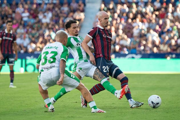 August 29, 2026, Valencia, Alicante, Spain: VALENCIA, SPAIN - AUGUST 29: 20 ORIOL REY pass the ball in front of 7 ANTONY and 33 PABLO GARCIA during the match between Levante UD and Real Betis, from LaLiga EASports, matchweek 3, disputed at the Ciutat de Valencia, Valencia Soccer 2026: Levante UD Vs Real Betis  - ZUMAc290 20260829_zsp_c290_041 Copyright: xJordixCantox